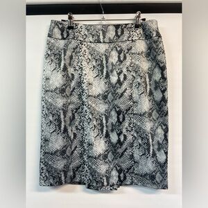New York & Company snake print pencil skirt. Womens size 4 and it’s lined.